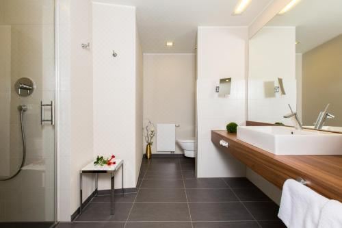 Vinotel小型套房，房内设按摩浴缸