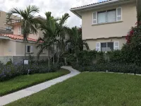 Beautiful Wide Bayfront Villa la Vue unit Hotels in Surfside