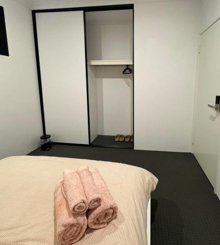 Décembre House - 24Hrs Self Check-in Shared Home-Style Accommodation in Belmont Central Double Room With Shared Bathroom