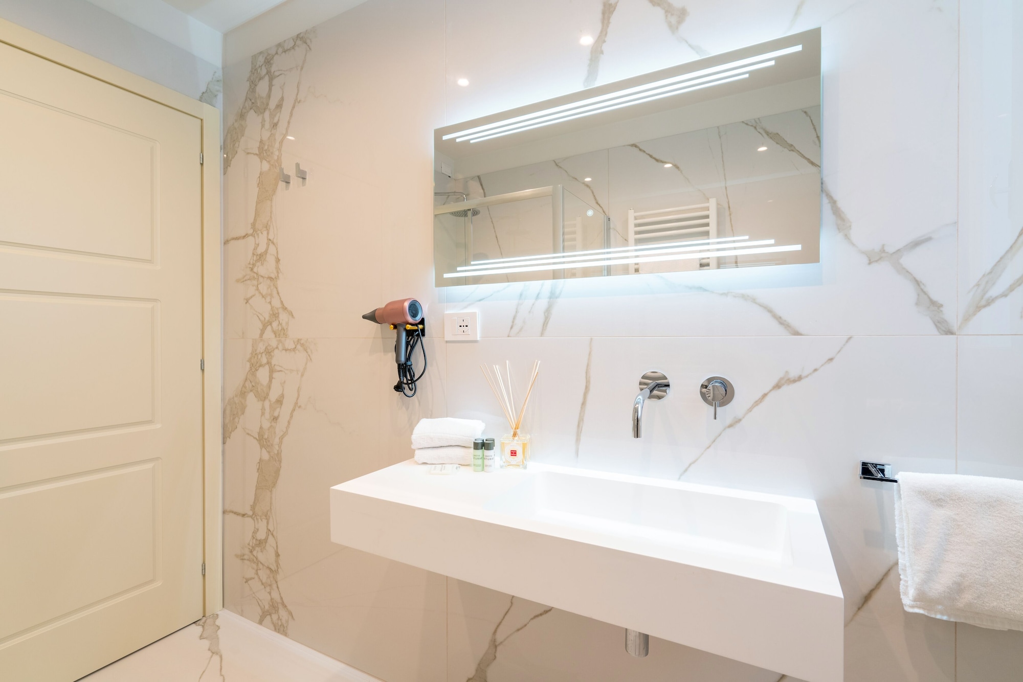 豪华双人大号床房