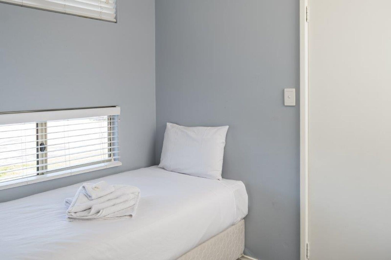 Big4 Perth Midland Tourist Park Economy 1 Bedroom Cabin-Queen Bed And 2 Single Beds