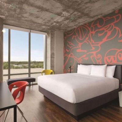 客房， 1 張特大床， 無障礙， 轉角 邁阿密機場麗笙紅標酒店優惠