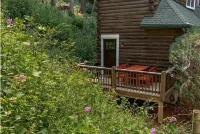 Charming 2Br Highlands Cottage with Cozy Fireplace, 3 Min to Main St & Dry Falls