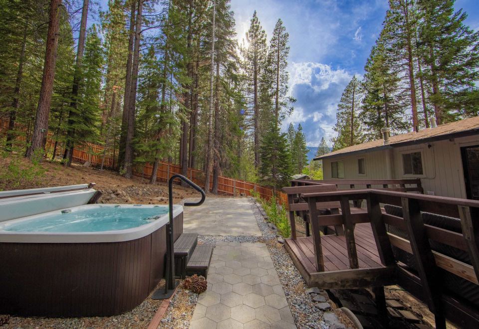 小屋，多张床，带热水浴缸，山脉景观（南方松林）