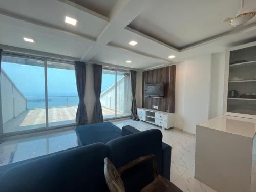 带阳台和海景的豪华双人房