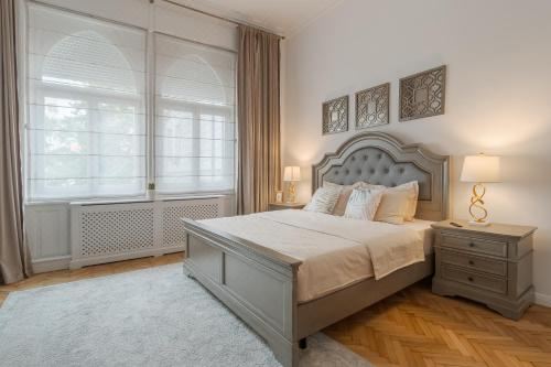 Unique Experience - Palat Istoric Oradea -Ultraelegant ?i spa?ios Two-Bedroom Apartment