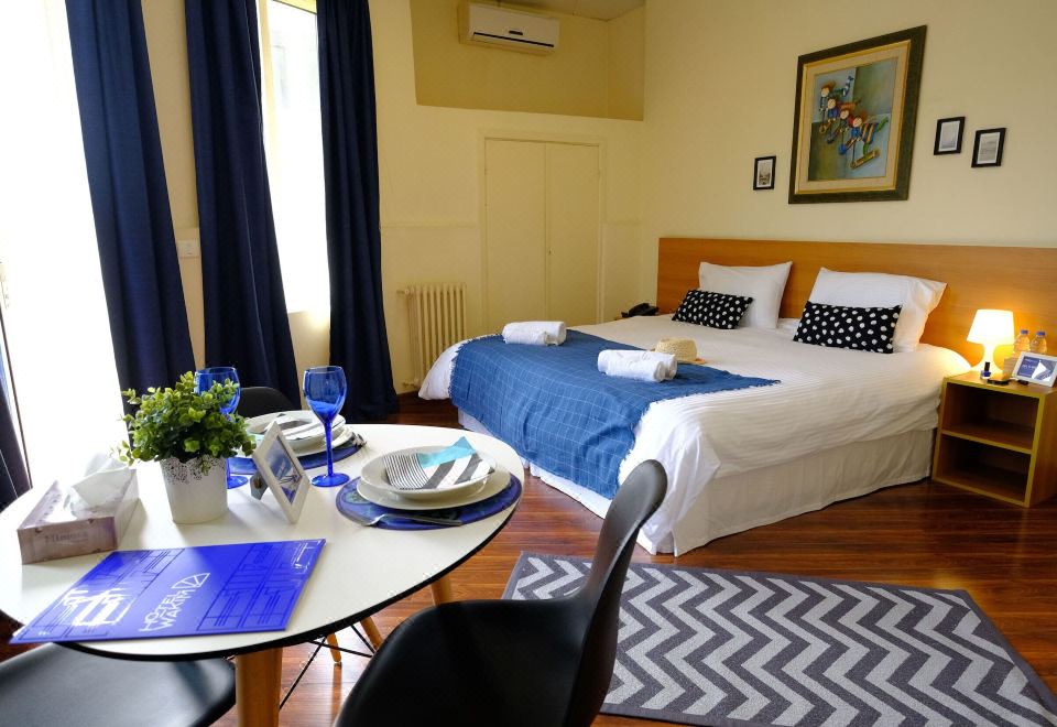 高级双人房， 1 张双人床或 2 张单人床， 无障碍， 简易厨房