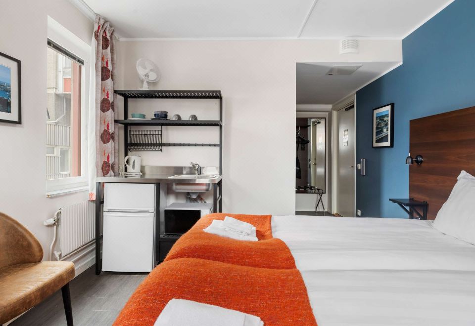 标准间两张单人床和厨房无线网络无烟