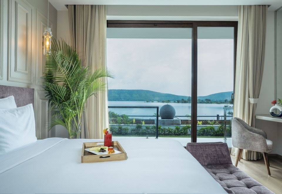 带阳台的湖滨房间