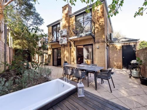 Cosy Corner Town Centre Three-Bedroom House