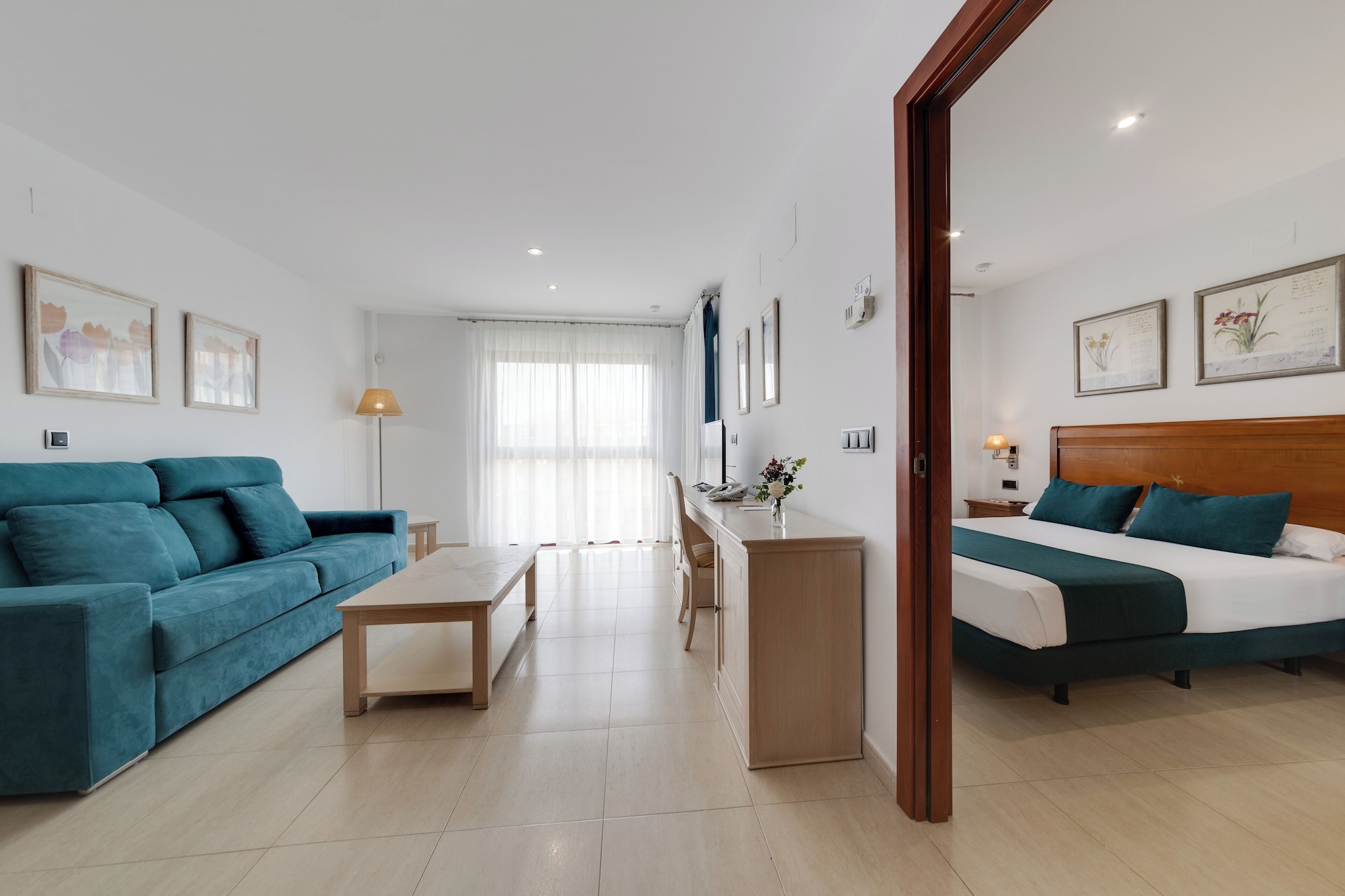 带阳台和花园景观的初级套房