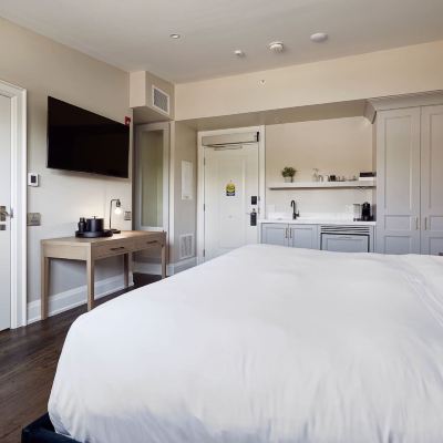 Accessible Signature Deluxe King 124 on Queen Hotel & Spa Promo Code