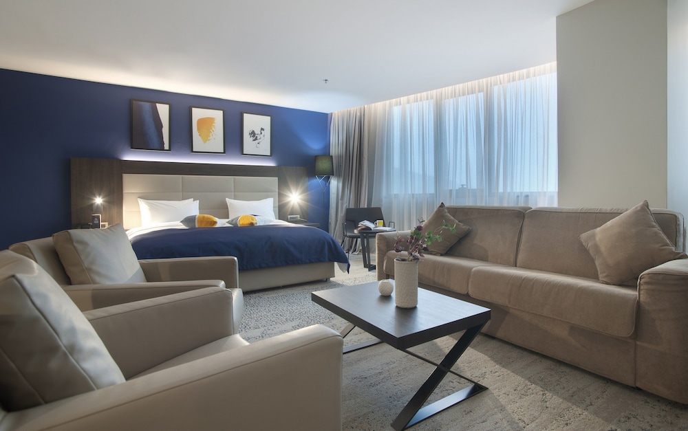 voco PODGORICA by IHG一卧室特大床套房