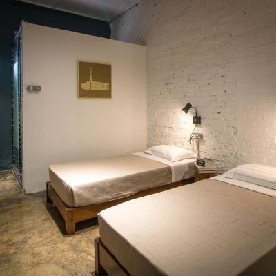 Bilik Deluxe Kupon The Brownstone Hostel & Space