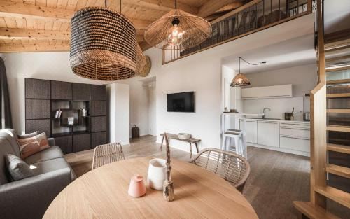 Apartments55 Large Maisonette One-Bedroom Apartment with Balcony