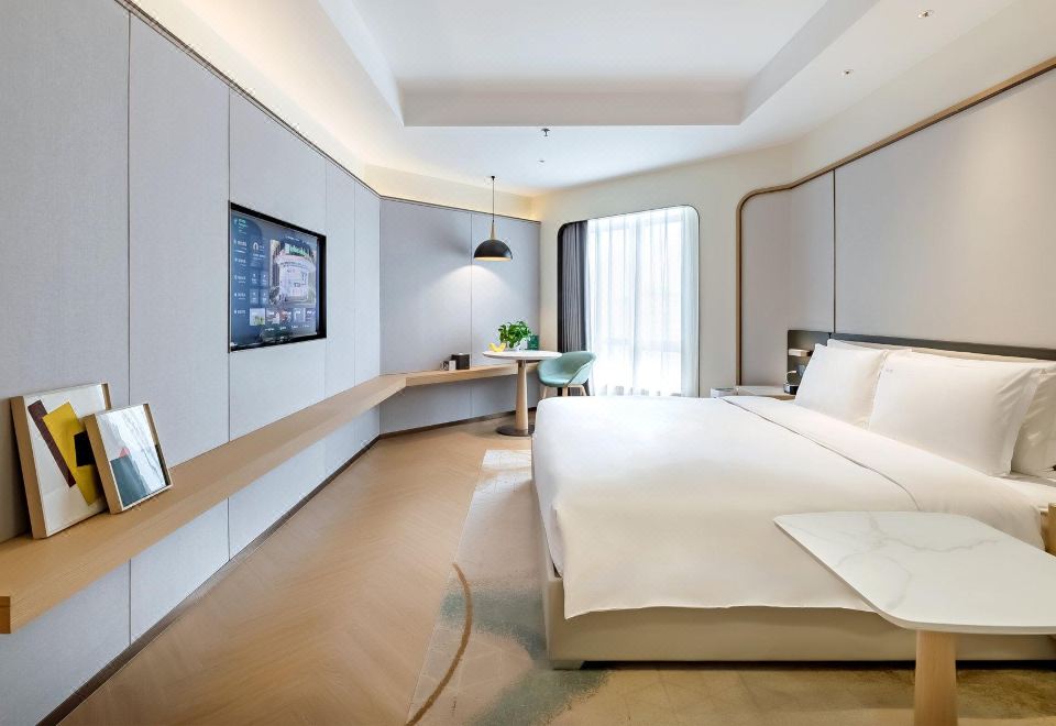 假日标准大床房（落地窗、智能语音系统、小冰箱）