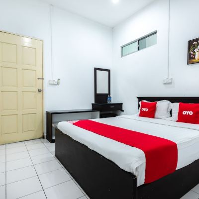 Bilik Double Standard Kupon OYO 89621 Aradah Hotel