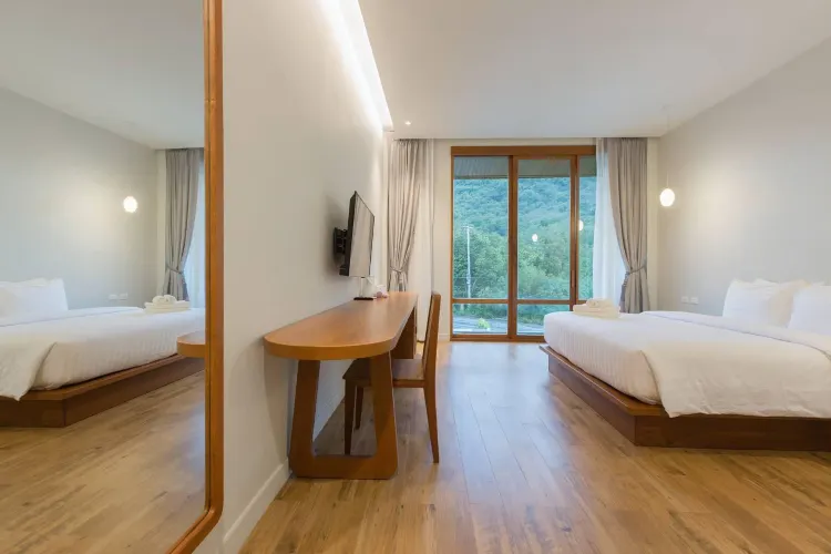 ห้องดีลักซ์เตียงคิงไซส์พร้อมระเบียงและอ่างอาบน้ำ