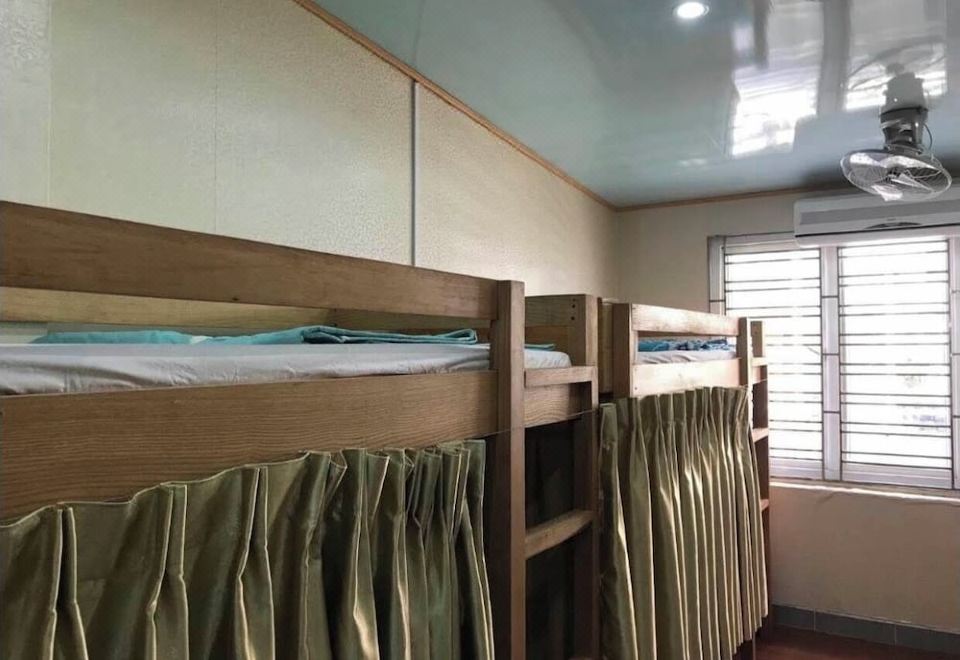 10床混合宿舍間的床位