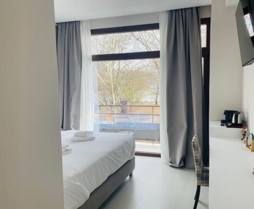 带湖景的双人间