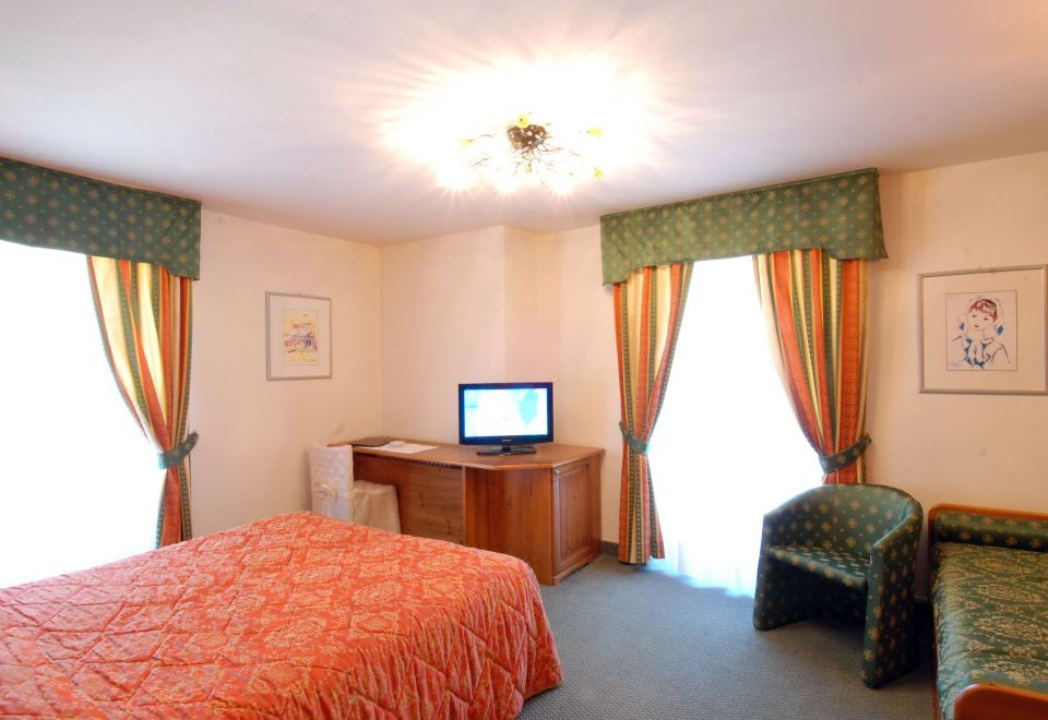 家庭三人房， 连通房， 山景