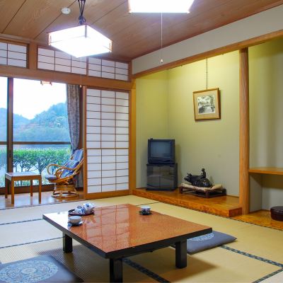 Lake View Japanese-Style Room With Washbasin + Toilet [Japanese Room] [Non-Smoking] [Lake View] [Mountain View] 白鳥の宿　割烹旅館　ますがた荘 クーポン