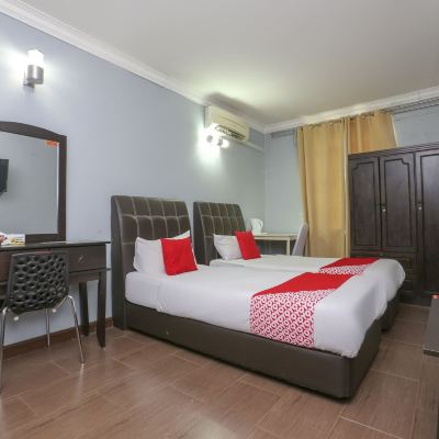 Deluxe Twin Room OYO 90145 d'Sofwa Inn Promo Code