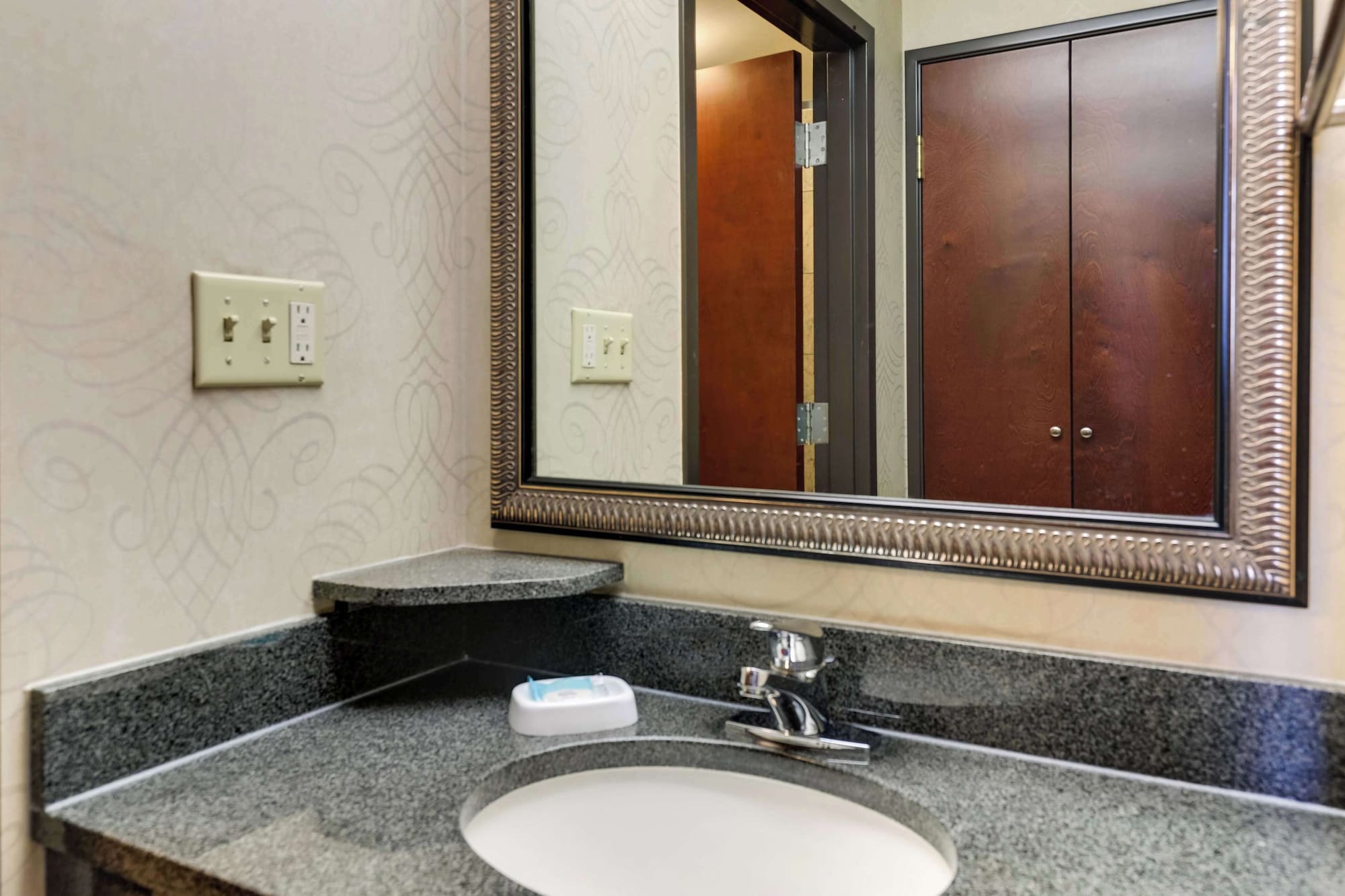 豪华房，1张特大床，带冰箱和微波炉（超大）