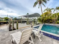 Tropical Oasis Pool Kayak Bikes fish from dock Hotele w: Matlacha