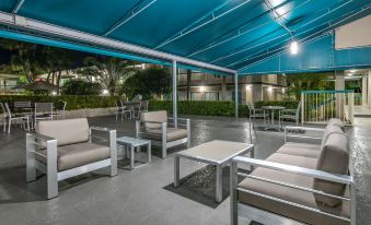 an outdoor patio with a blue canopy overhead , providing shade and protection from the elements at Best Western Downtown Stuart