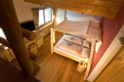 带山景的双人间