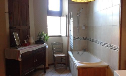 位于塔内的三人房 （ 1楼）