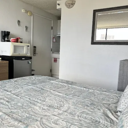Epic 30th FLR Oceanview Studio B Waikiki-Bargain Free Beach Gear w/True Kitchen