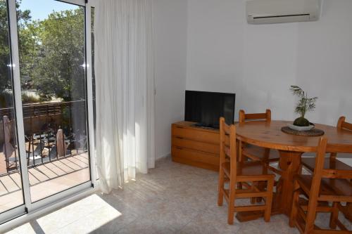 泳池景两卧室公寓 - 带阳台