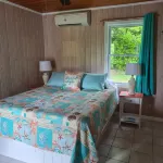 Beautiful home with wifi, tv, A/C, private dock, & backup generator power โรงแรมใน