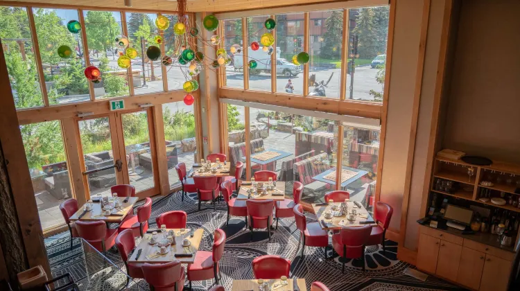 ムース ホテル＆スイーツ バンフ 食事・レストラン