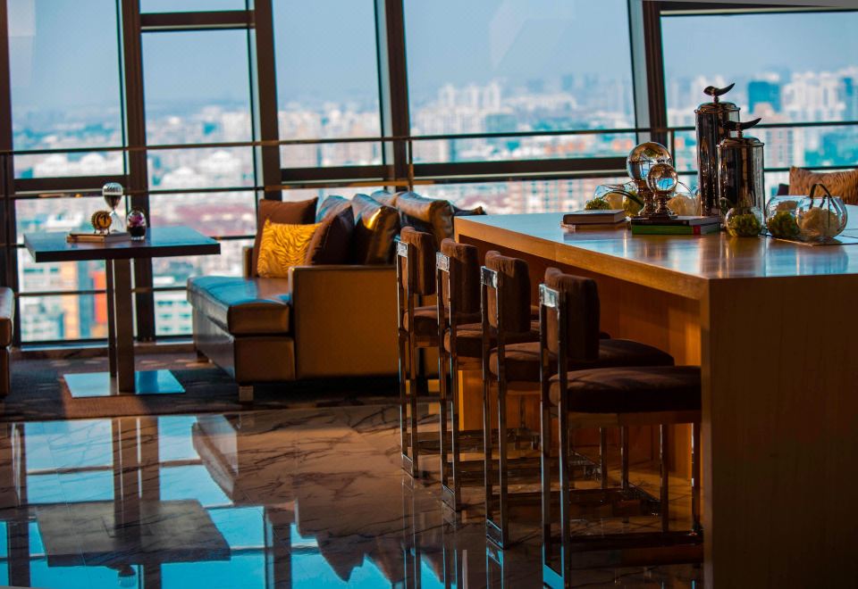 Renaissance Shanghai Caohejing HotelClub lounge access, 1 Bedroom Suite, 1 King, City view