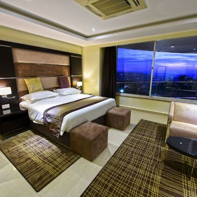 Room, 1 Queen Bed, Balcony, City View (Club Level)