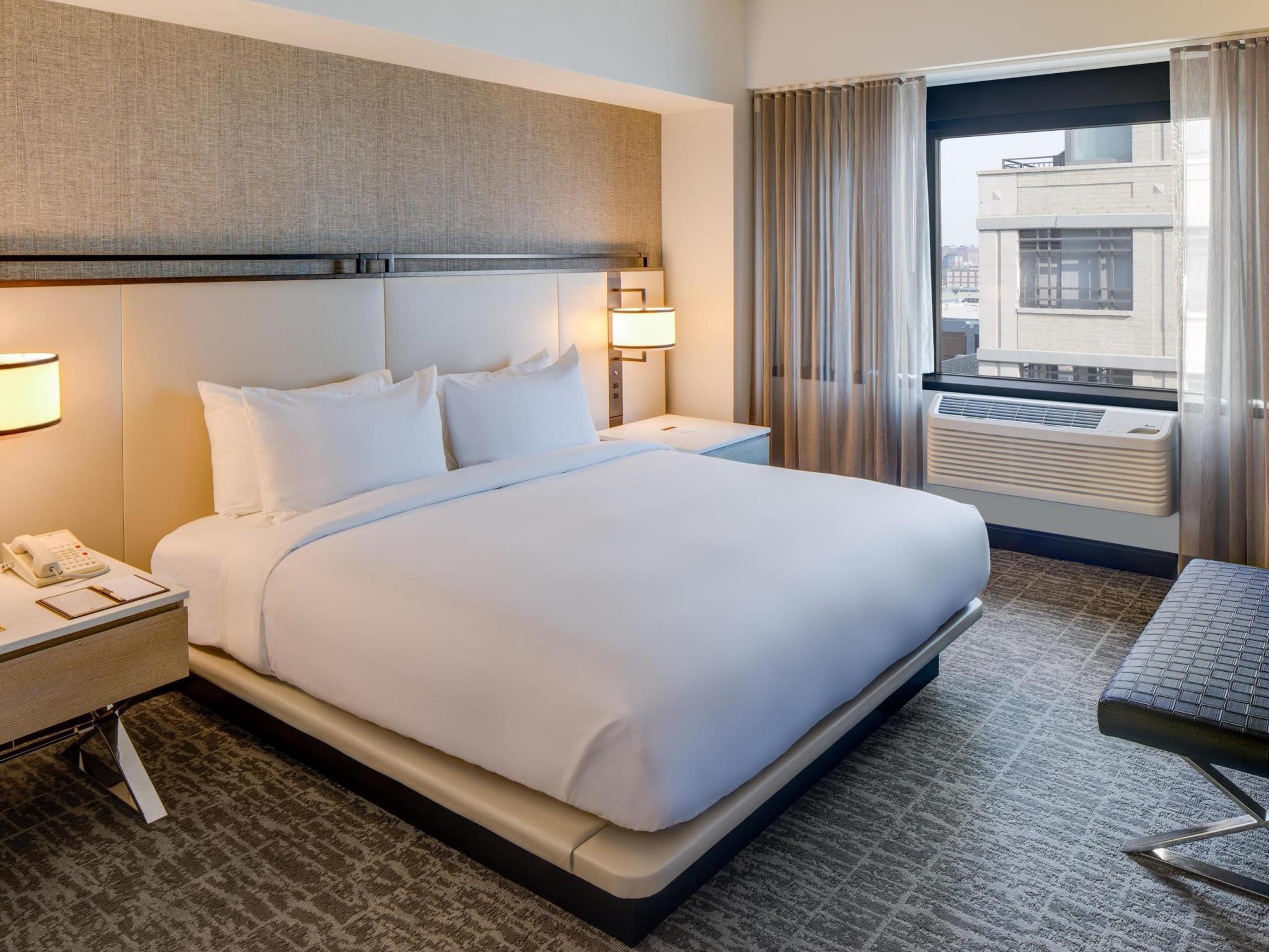 小型大床套房，配有梳化床