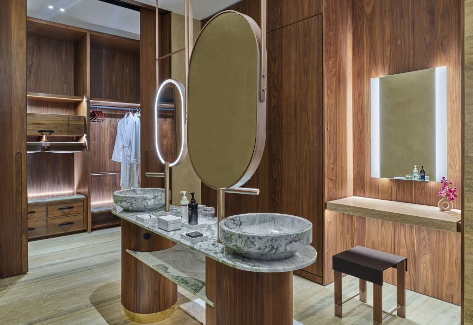 2 卧室套房， 卧室1:1張特大床 ， 卧室2:2張大床， 海景， 露台