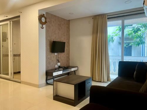 带阳台的两卧室公寓