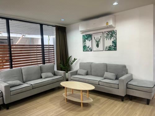 merry house Bangsaen Three-Bedroom Holiday Home With Pool Access