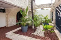 VIca Guest House Con Piscina en la Entrada de la Zona Hotelera
