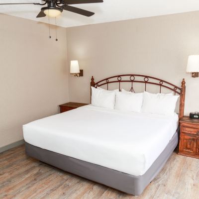 Executive King Suite With Jetted Tub Aarchway Inn Promo Code