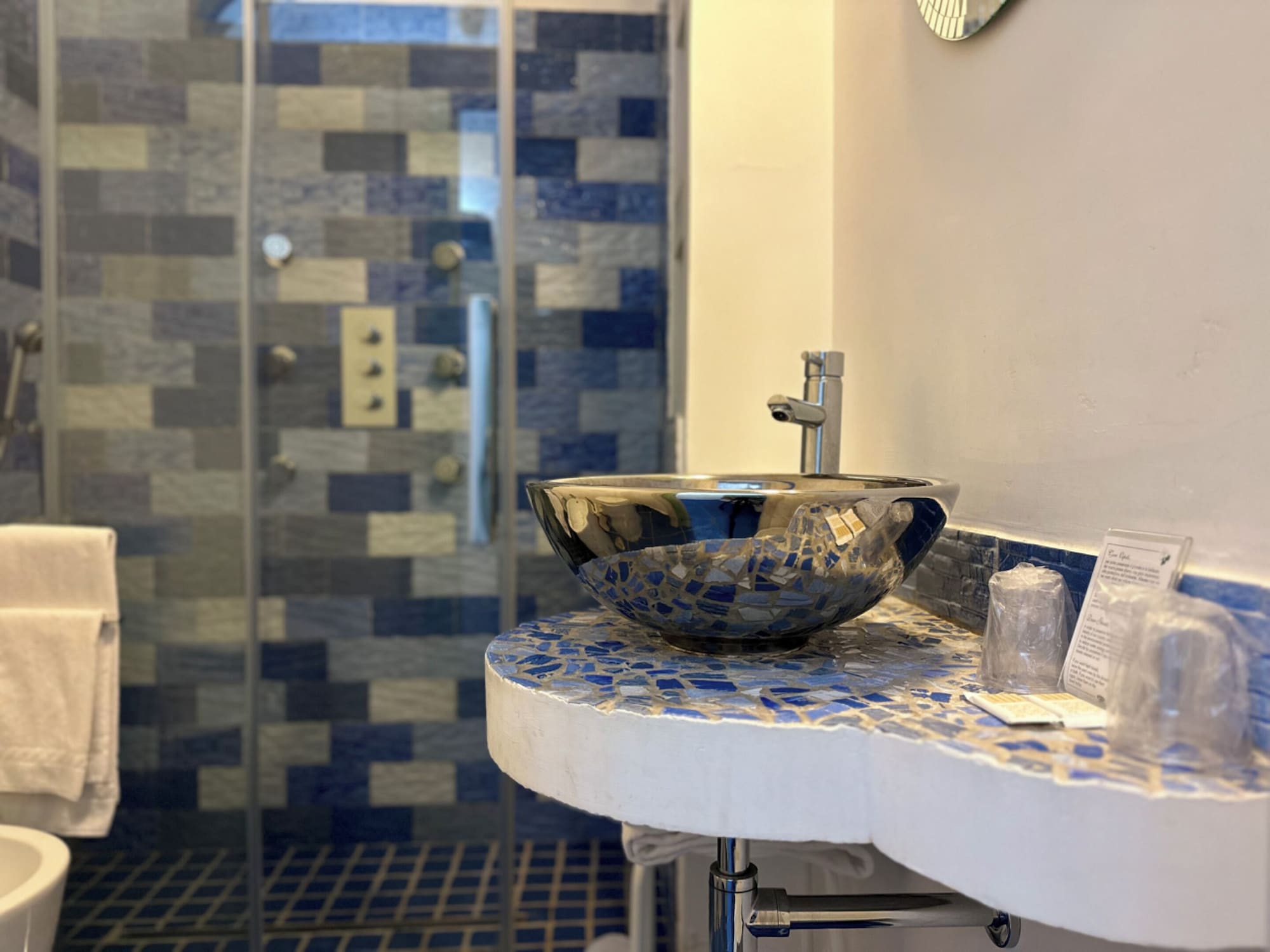 带阳台和海景的三人房