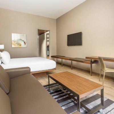 標準特大床帶梳化床房，1張特大床，梳化床 舊金山機場/牡蠣角海濱萬豪AC酒店優惠