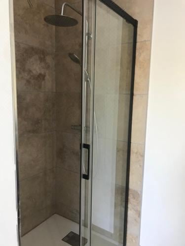 享有游泳池景致的一室公寓