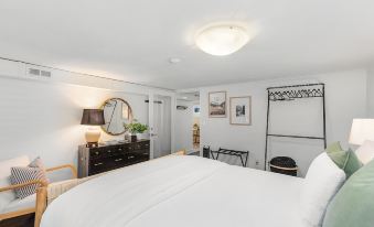 Lilac in Law, Picturesque Lower Unit - Housity