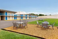 Super 8 by Wyndham Paducah I-24 Exit 4