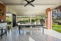 "Huonview" House on the Hill. Views for miles. 5 mins from CBD
